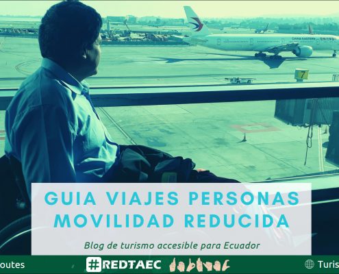 En la foto se ve a una persona con discapacidad viajando de forma accesible en un aeropuerto de la ciudad de Quito